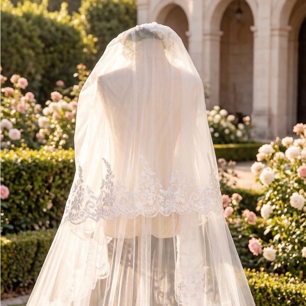 Lace-Trim Bridal Veil in Ivory 3.5M